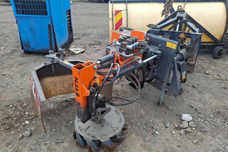 KERSTEN TRACTOR WEED BRUSH 