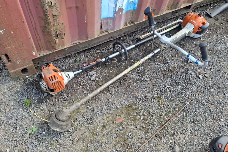 1x STIHL STRIMMER 1x LONG REACH HEDGE CUTTER 
