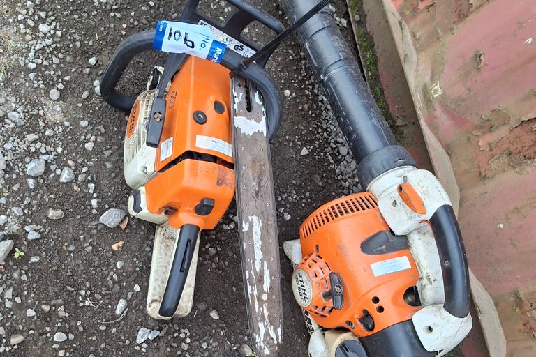 1x STIHL BLOWER 1x CHAINSAW 