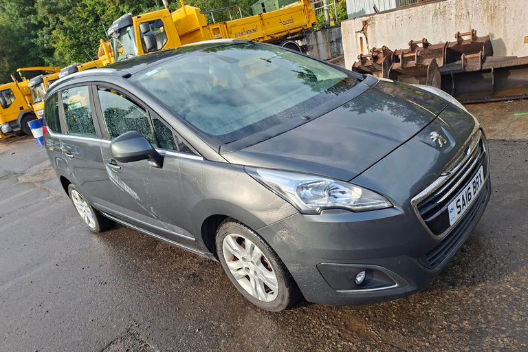 PEUGEOT 5008
