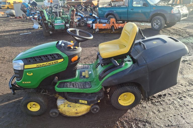 1x JOHN DEERE X166R RIDE ON MOWER 