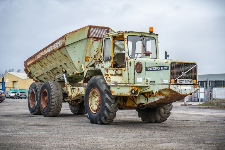 VOLVO 860 DUMP TRUCK