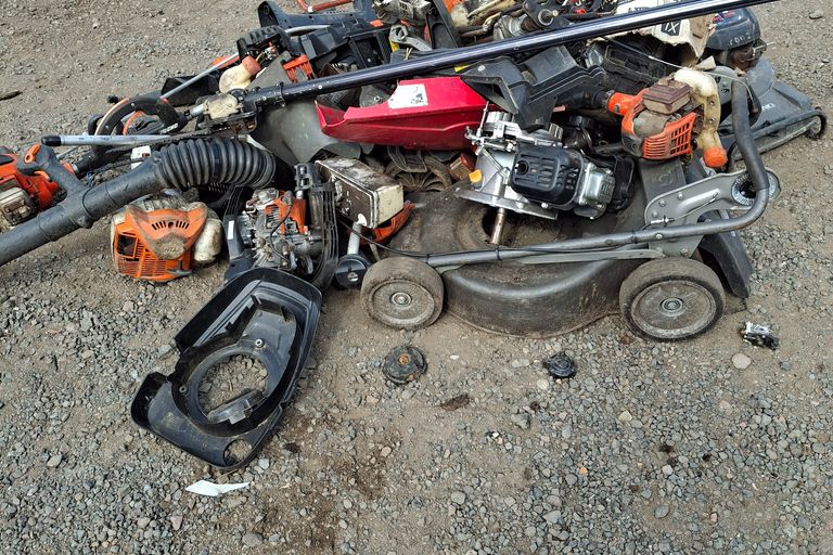 LARGE LOT OF VARIOUS PARTS - STRIMMERS, HEADGE CUTTER, BLOWERS, 
