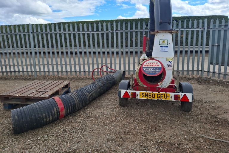 LITTLE WONDER LEAF LIFTER ON TRAILER C/W HOSE 