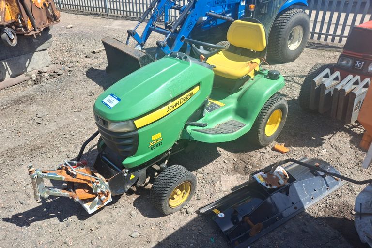 JOHN DEERE X320 RIDE ON MOWER C/W SNOW PLOUGH 
