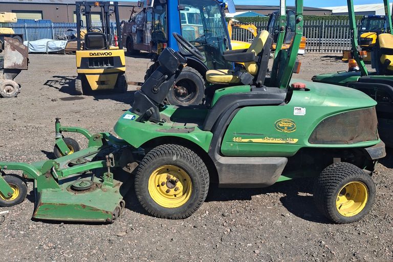 JOHN DEERE 4 WHEEL DRIVE RIDE ON MOWER 