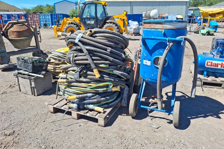 BLAST POT 2452 C/W BLAST HOSES/SPARES/WET BLAST PUMP UNIT 