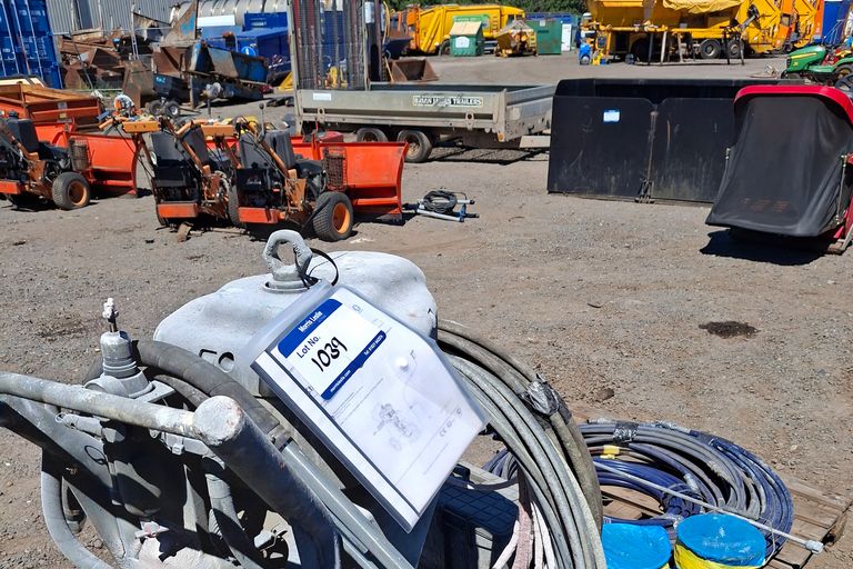 GRACO AIRLESS SPRAY PUMP 45.1 RATION - C/W HOSE GUNS/SPARES/ 